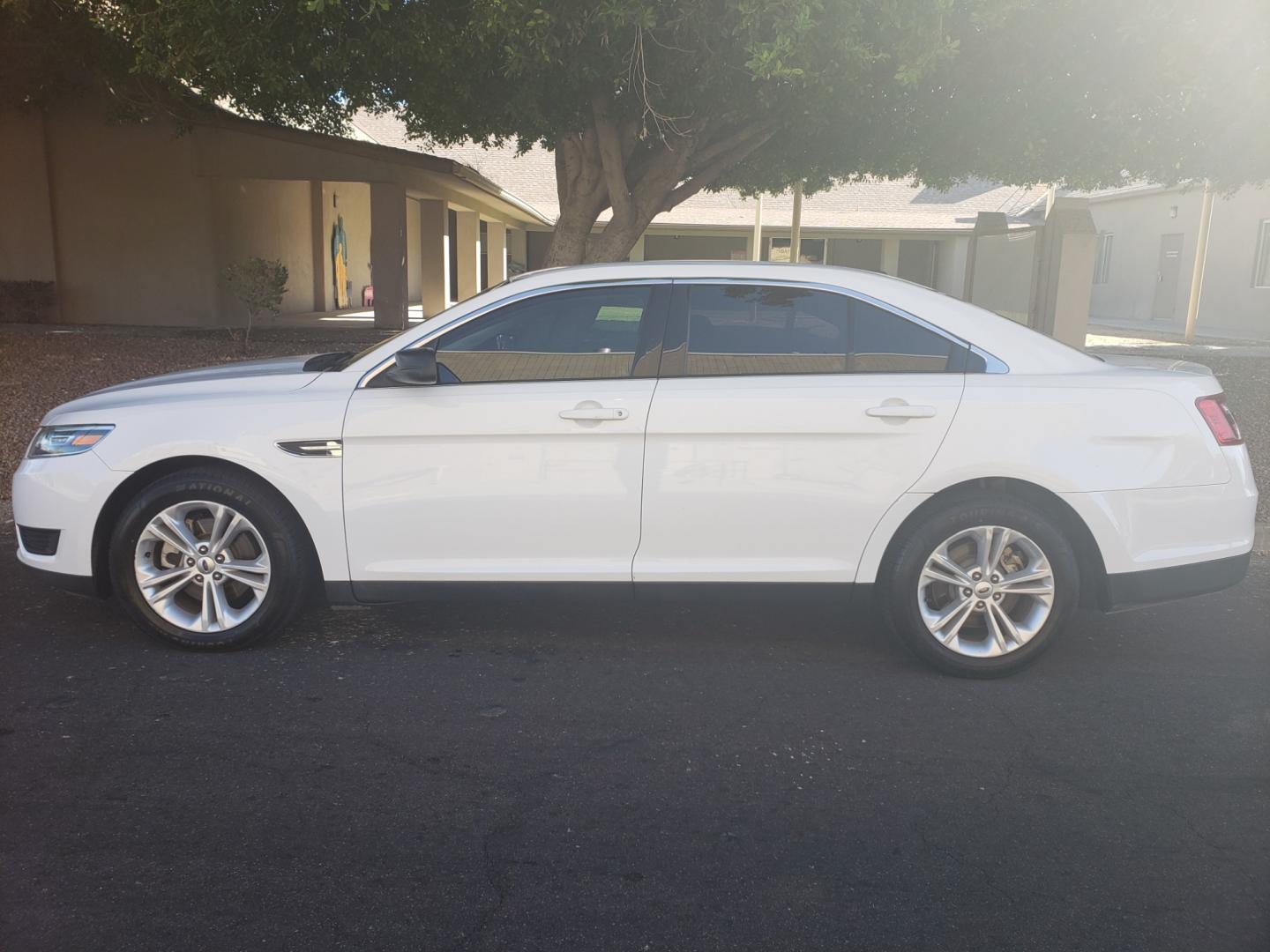 2018 WHITE /Tan and black Ford Taurus SE FWD (1FAHP2D83JG) with an 3.5L V6 DOHC 24V engine, 6A transmission, located at 323 E Dunlap Ave., Phoenix, AZ, 85020, (602) 331-9000, 33.567677, -112.069000 - Photo#6